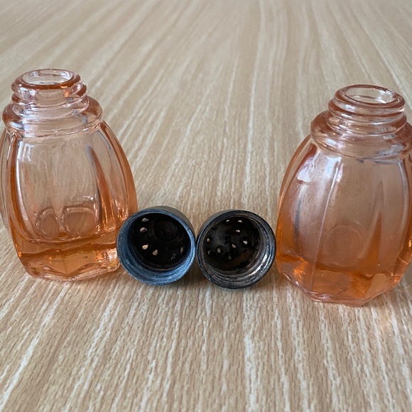 Antique Pink Depression Glass Salt & Pepper Shaker - Picture 15 of 15